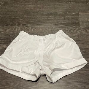 lululemon athletica White Cargo Shorts 2.5 inseam sz 6